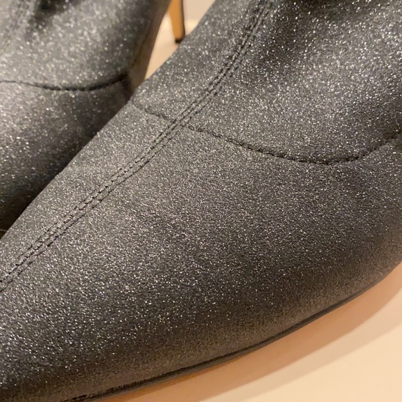 👢Badgley Mischka Back zipper, 2” kitten heel. Soft stretch shimmer fabric - Picture 7 of 8